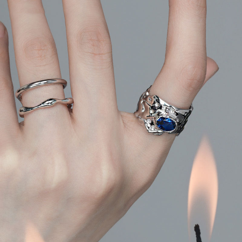 Damenring mit strukturellem Design und blauen Zirkonsteinen Shop Nory