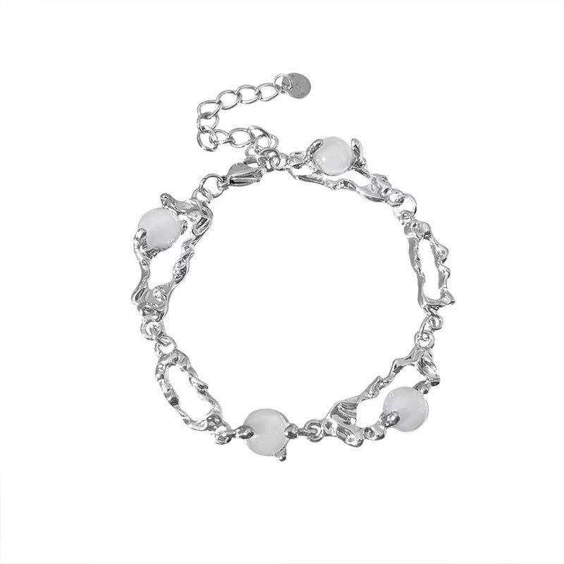 Damen Halskette mit elegantem, gewellten Design und versilberten Perlendetails Shop Nory