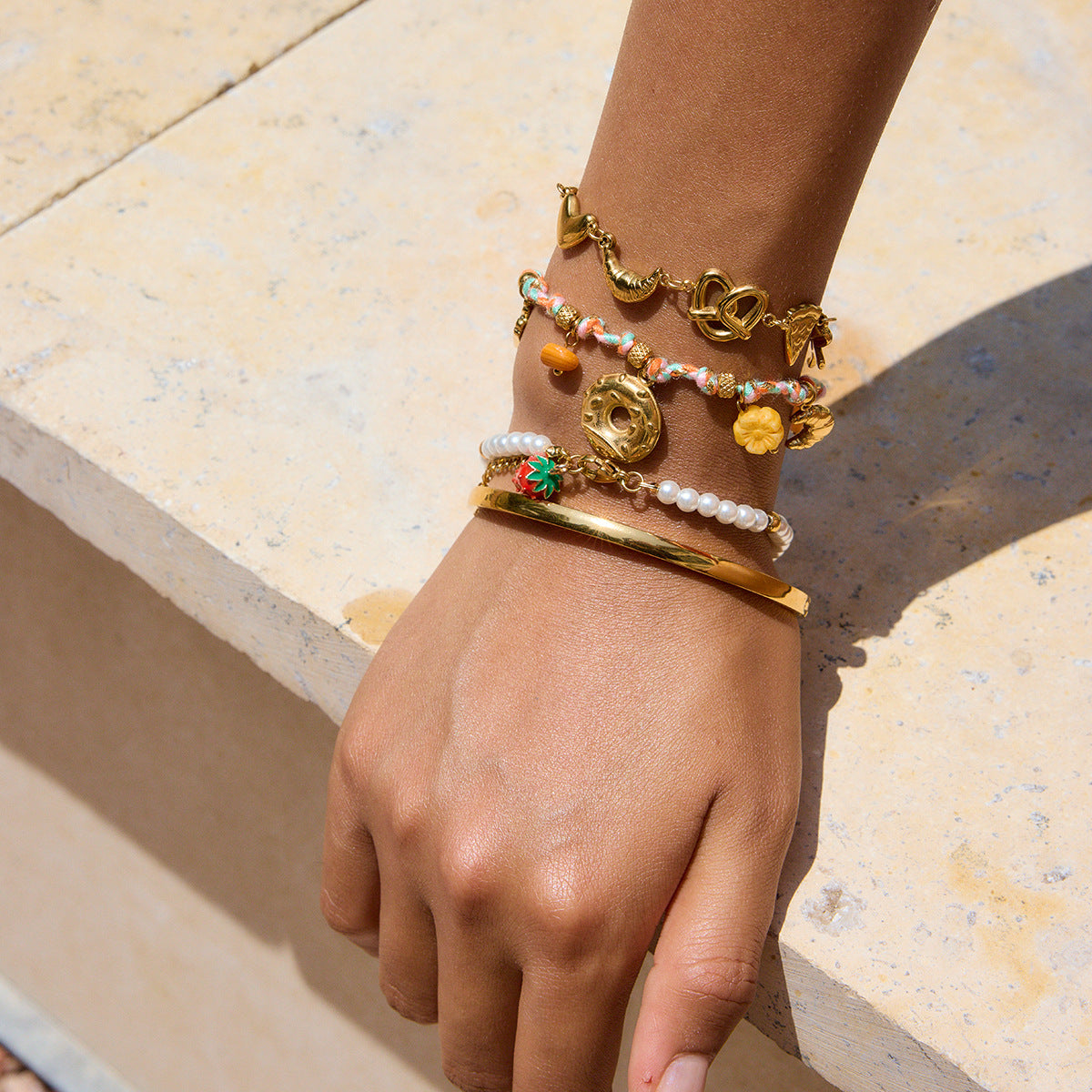 Damen Armband mit bunten Charms und hypoallergener Edelstahlverarbeitung Shop Nory