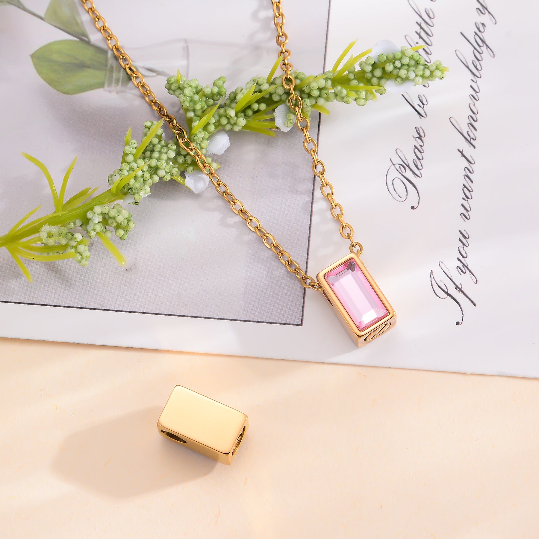 Damen Halskette mit elegantem rechteckigem Anhänger und funkelndem Stein Shop Nory