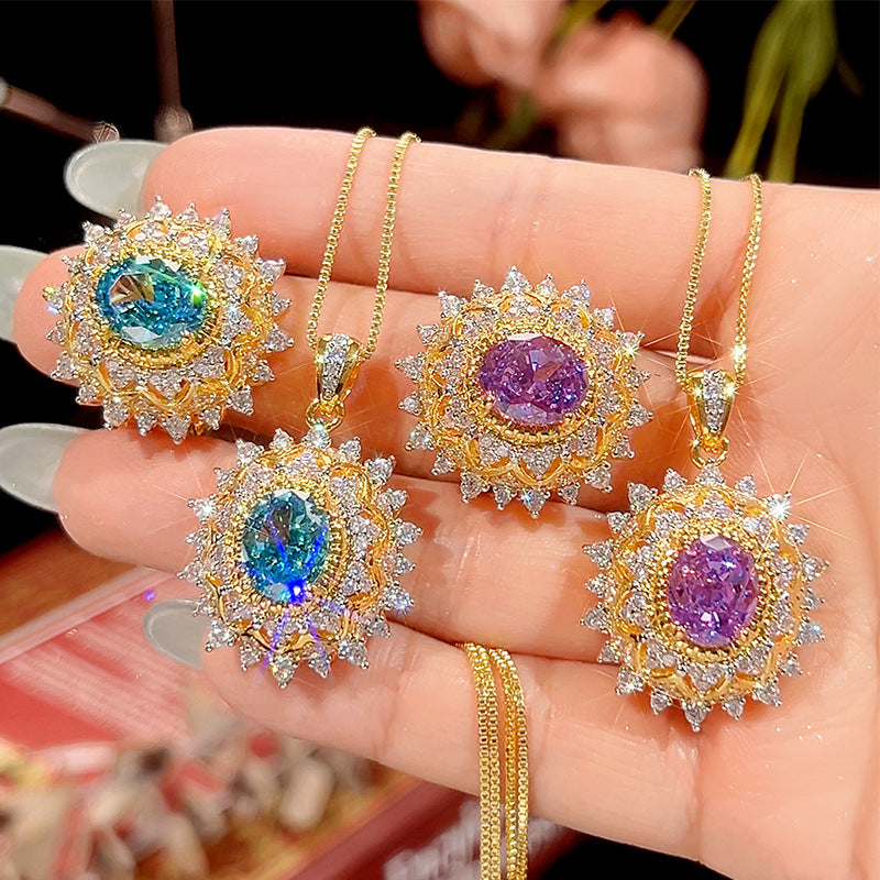 Luxuriöse Sunburst Halo Anhänger-Halskette mit multifacettiertem ovalen Zentrum und Zirkon Pavé