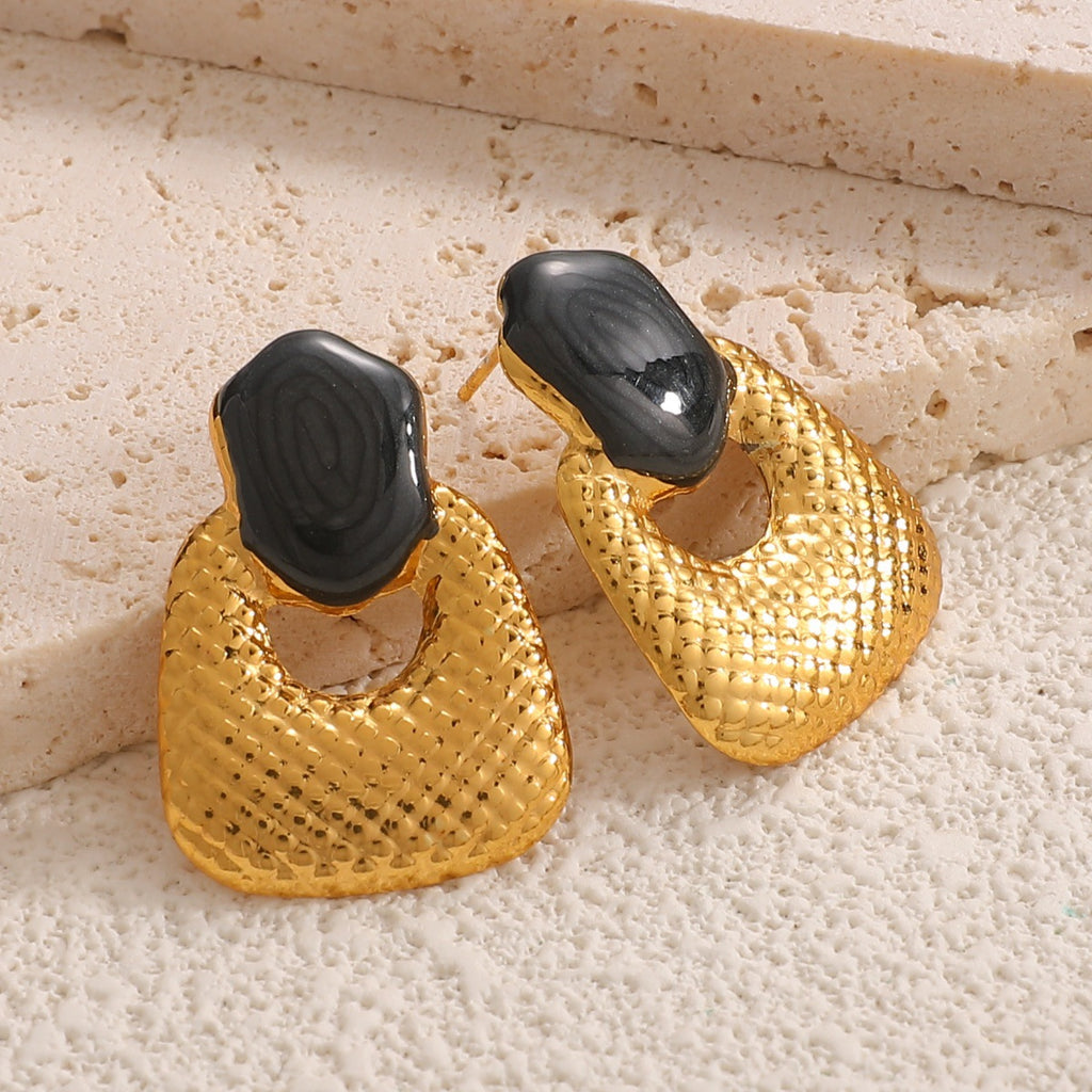Damen Ohrstecker mit kunstvollem goldfarbenem Design Shop Nory