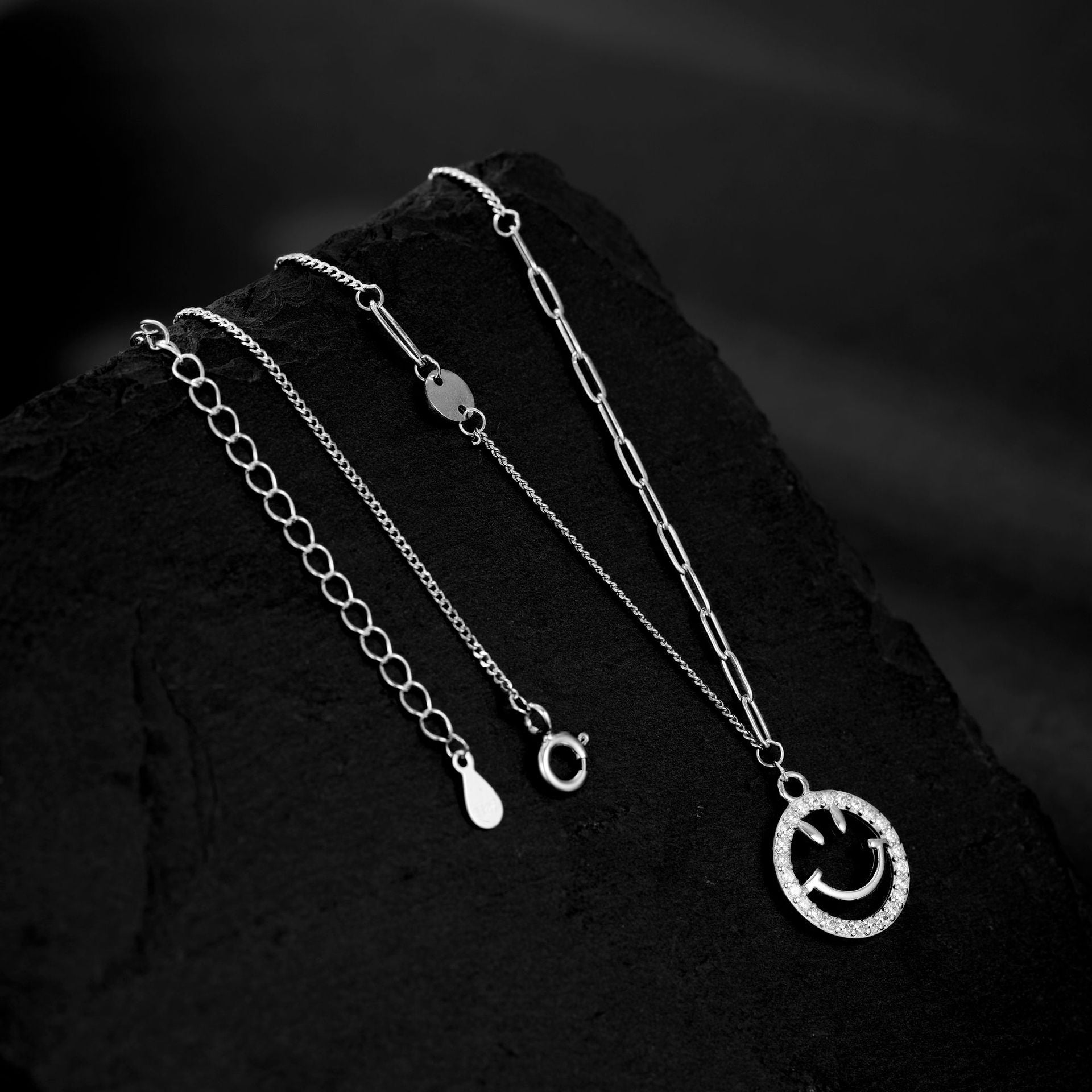 Damen Halskette mit verspieltem Smiley-Anhänger und funkelnden Zirkonia Shop Nory