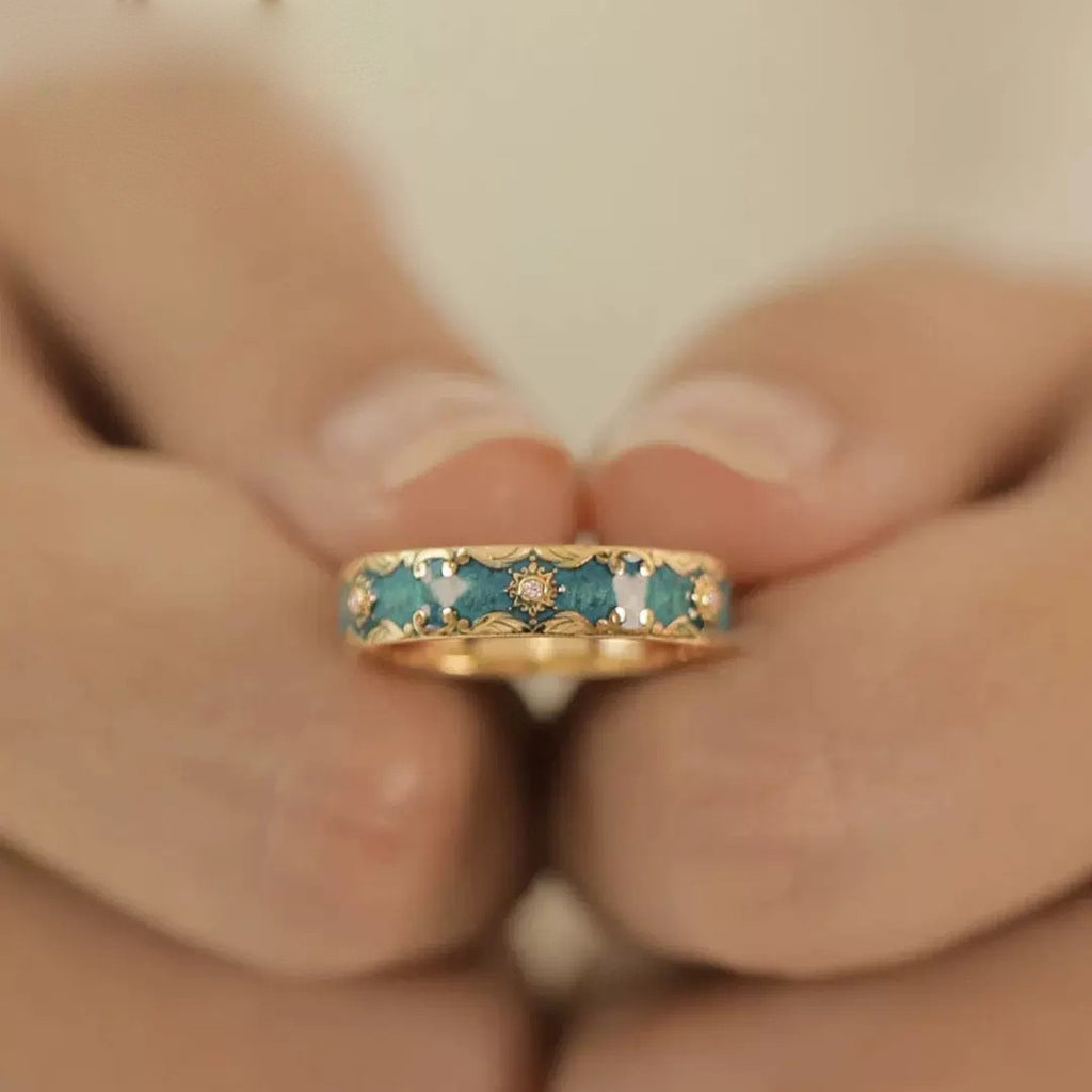 Damen filigraner Schmuckring mit kunstvollem Gold-Design und edlen Ziersteinen Shop Nory