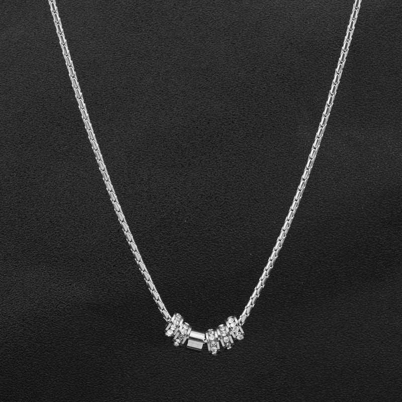 Damen Halskette mit eleganten gravierten Anhängern und modernem Design Shop Nory