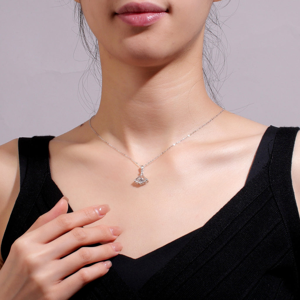 Damen Halskette mit kunstvollem Anhänger und funkelnden Swarovski-Kristallen Shop Nory