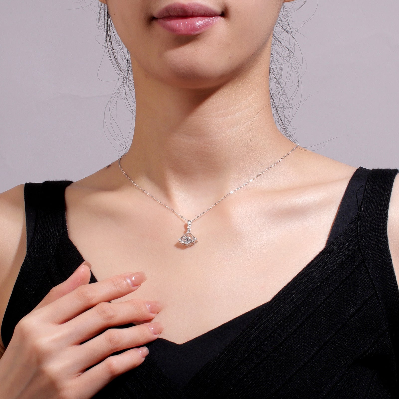 Damen Halskette mit kunstvollem Anhänger und funkelnden Swarovski-Kristallen Shop Nory