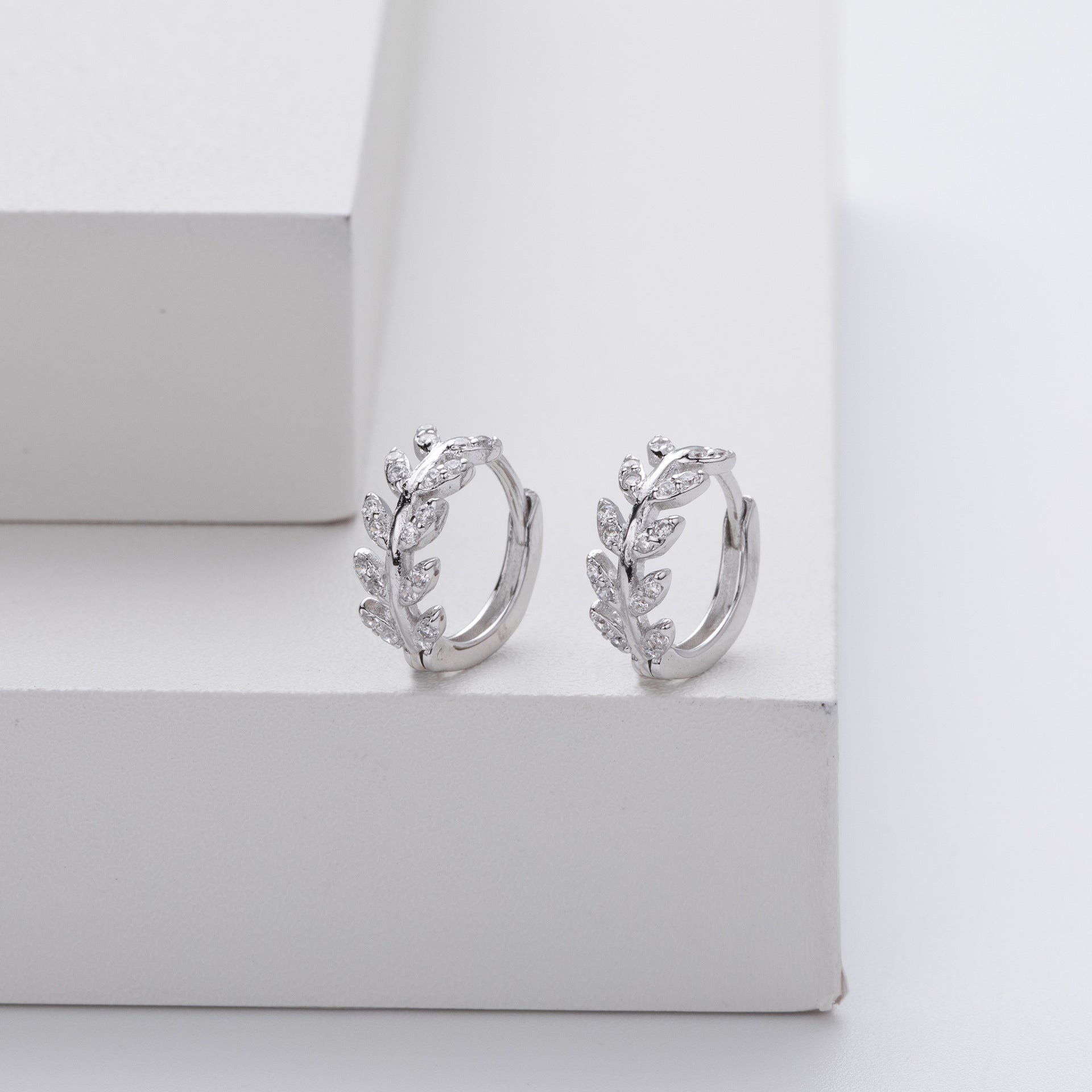 Damen Creolen mit elegantem Blätterdesign aus 925 Sterling Silber und funkelnden Zirkonia Shop Nory