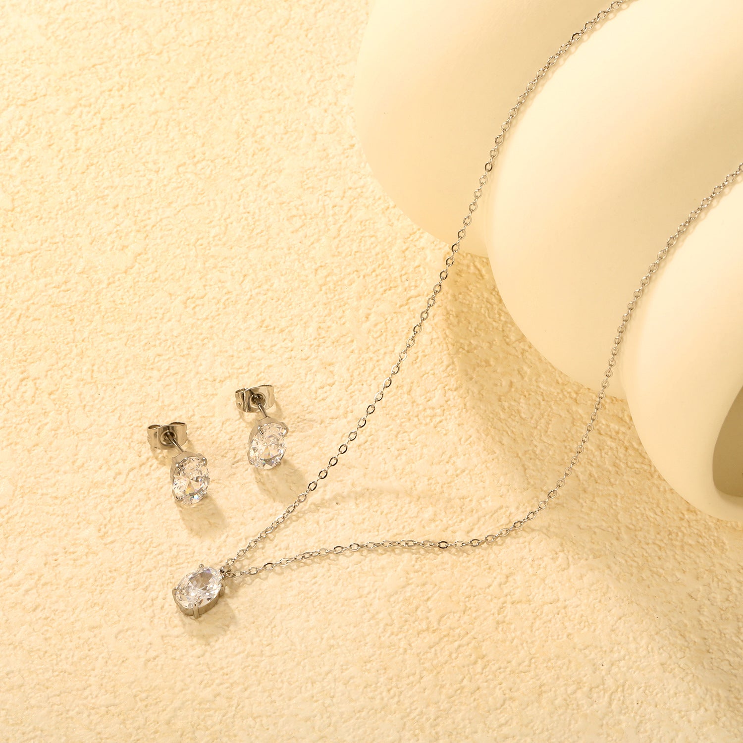 Damen Schmuckset mit funkelndem Zirkonia-Anhänger und passenden Ohrsteckern Shop Nory