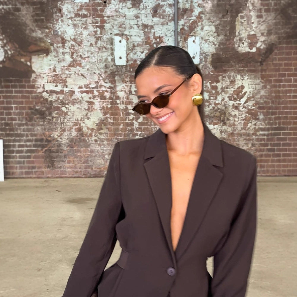 Damen Blazer mit tiefem V-Ausschnitt und eleganter Silhouette