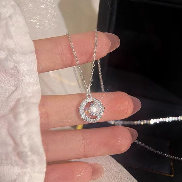 Damen Halskette mit funkelndem Mondanhänger und hochwertigen Zirkonia-Elementen Shop Nory