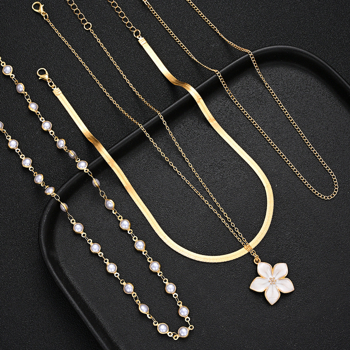 Damen elegante mehrsträngige Perlen-Halskette mit floralen Elementen Shop Nory