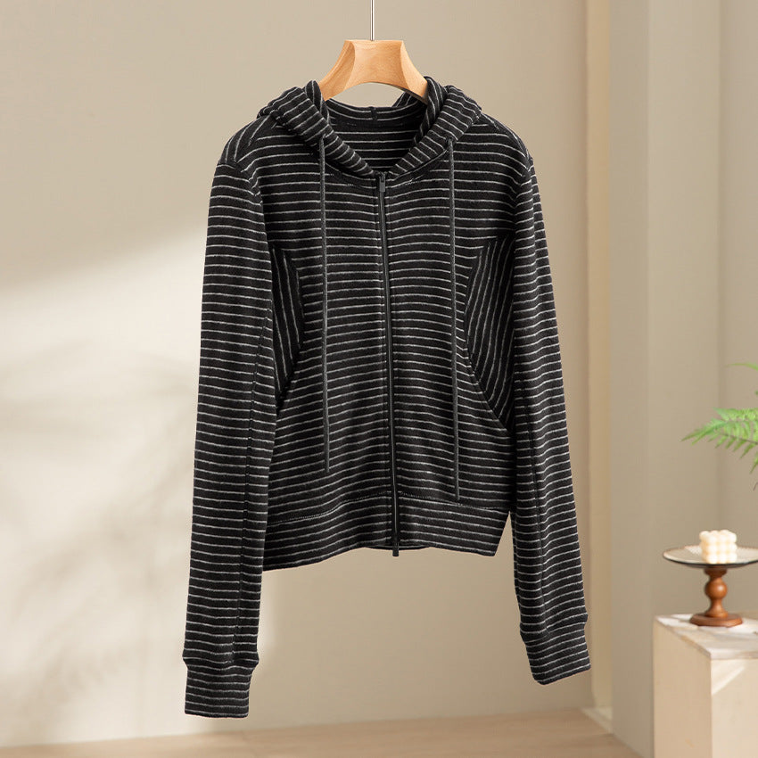 Damen Gestreifte Kapuzen-Zip-Strickjacke mit Eingrifftaschen und schmalem Rippbündchen Shop Nory