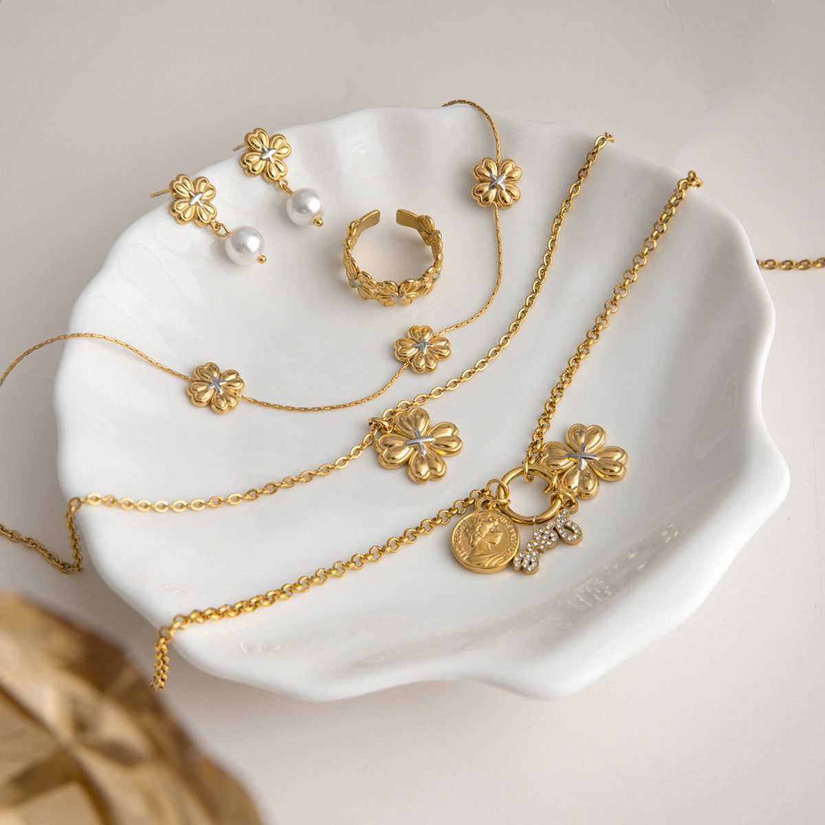 Damen Halskette mit floralen Anhängern aus hypoallergenem Edelstahl Shop Nory
