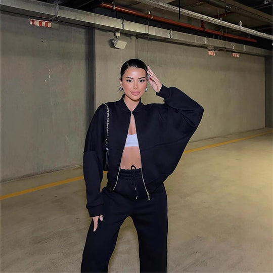 Damen sportive Oversize-Fleecejacke mit diagonaler Reißverschluss-Optik und weit geschnittener High-Waist-Jogginghose Shop Nory