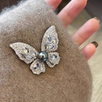 Elegante Schmetterlingsbrosche mit Kristallbesatz und Perlenapplikation