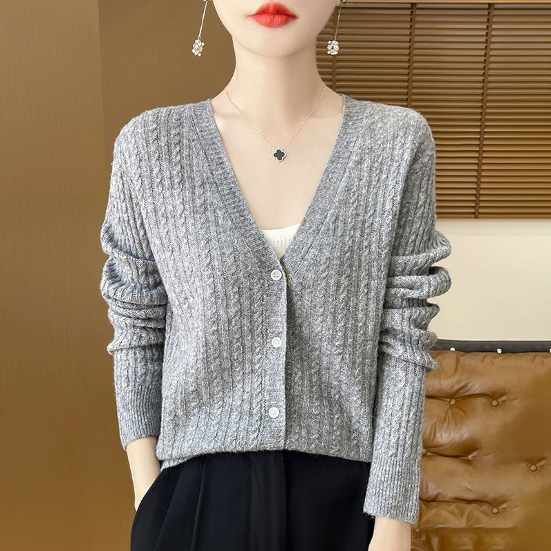 Damen Kurzgeschnittener Feinstrick-Cardigan mit V‑Ausschnitt, feiner Rippenstruktur und Perlmuttknöpfen Shop Nory