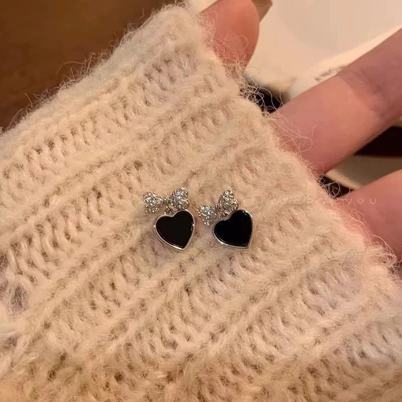 Damen Ohrstecker mit herzförmigem Design und funkelnden Akzenten Shop Nory