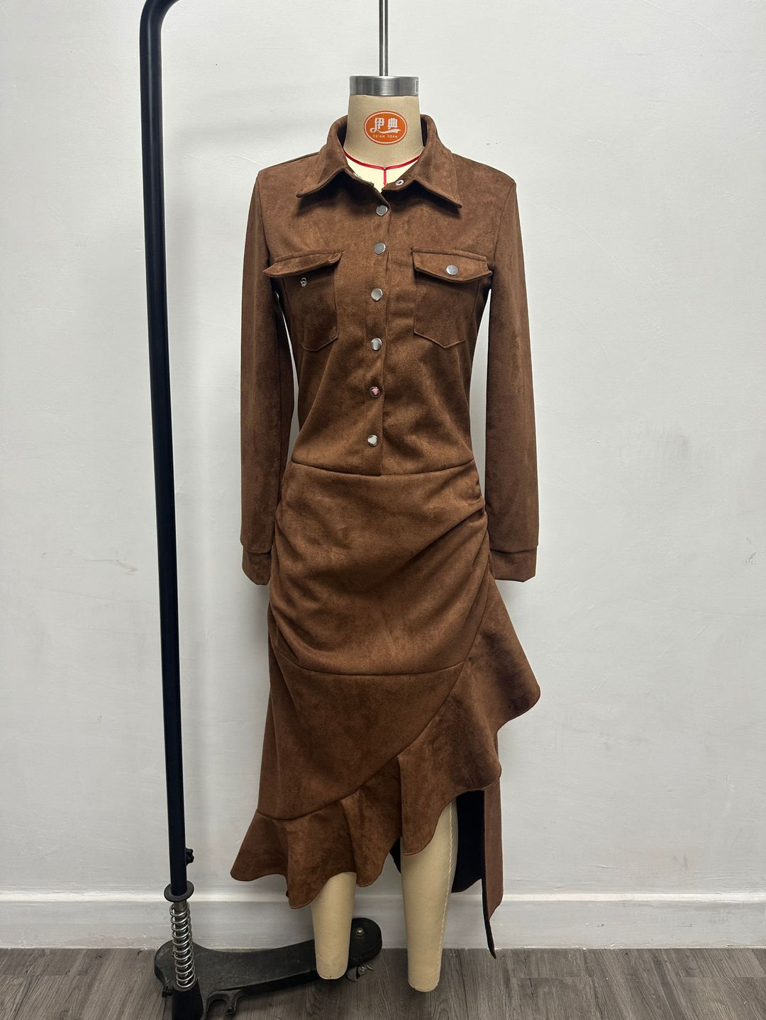 Damen Langes Hemdkleid im Wildleder‑Look mit Raffung, asymmetrischem Volant‑Saum und hohem Beinschlitz Shop Nory