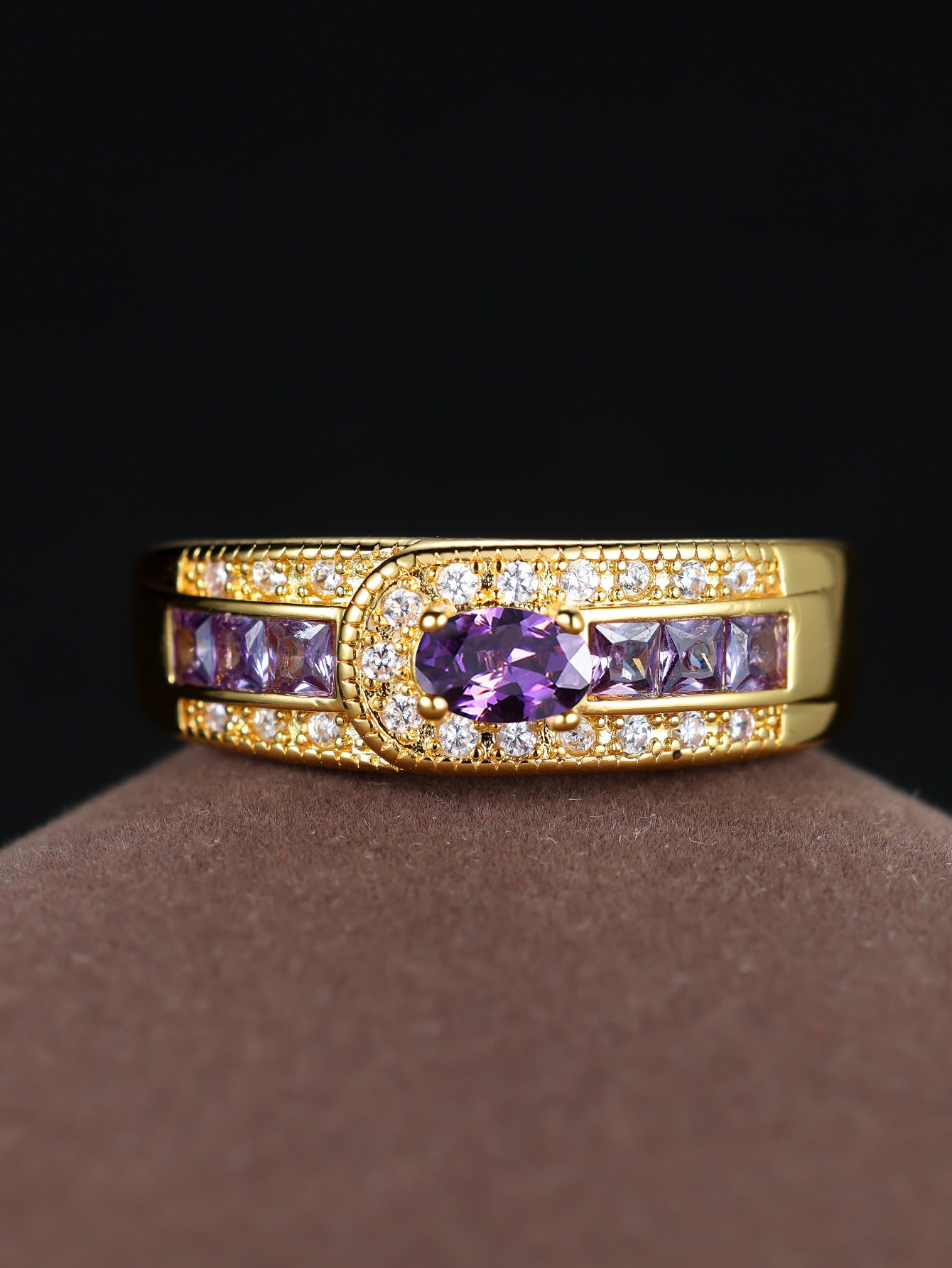 Damen Ring mit funkelndem lila Zirkonia und luxuriösem Golddesign Shop Nory