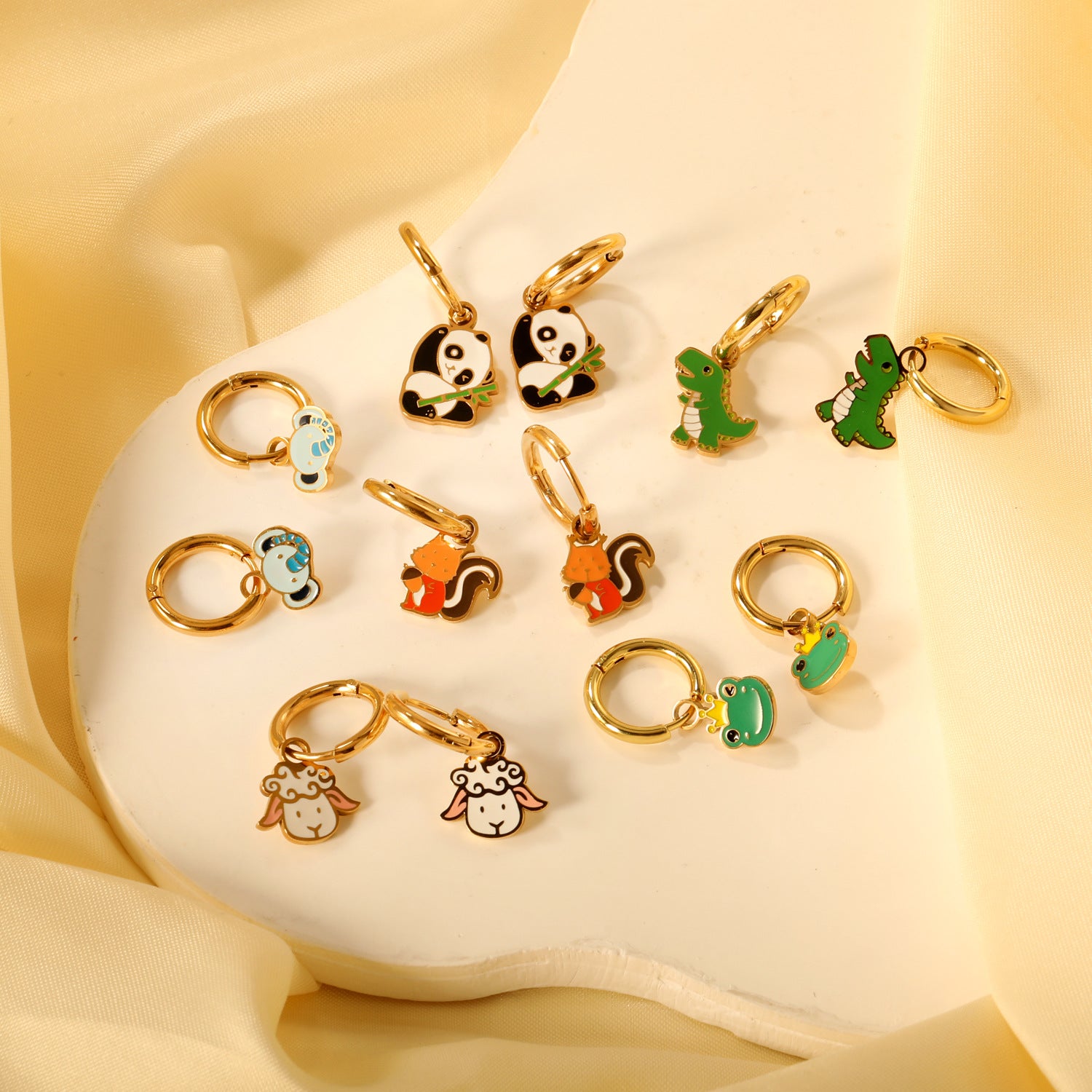 Damen Hängende Ohrringe mit farbenfrohem Froschmotiv und goldfarbenem Finish Shop Nory