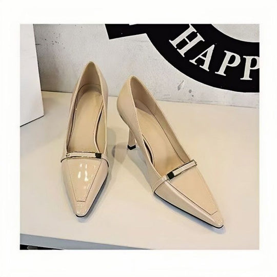 Damen spitz zulaufende Lack‑Pumps mit zierlichem Metallriemen und schlankem Stilettoabsatz Shop Nory