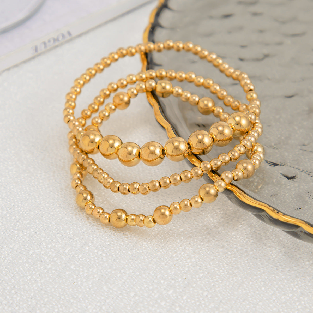 Damen mehrlagiges Armband mit Perlen und Metallakzenten Shop Nory