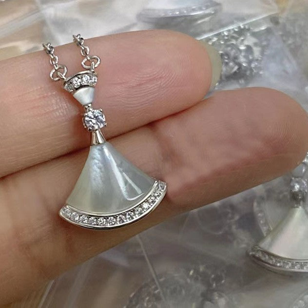 Damen Halskette mit kunstvollem Muschelanhänger und funkelnden Zirkonia Shop Nory