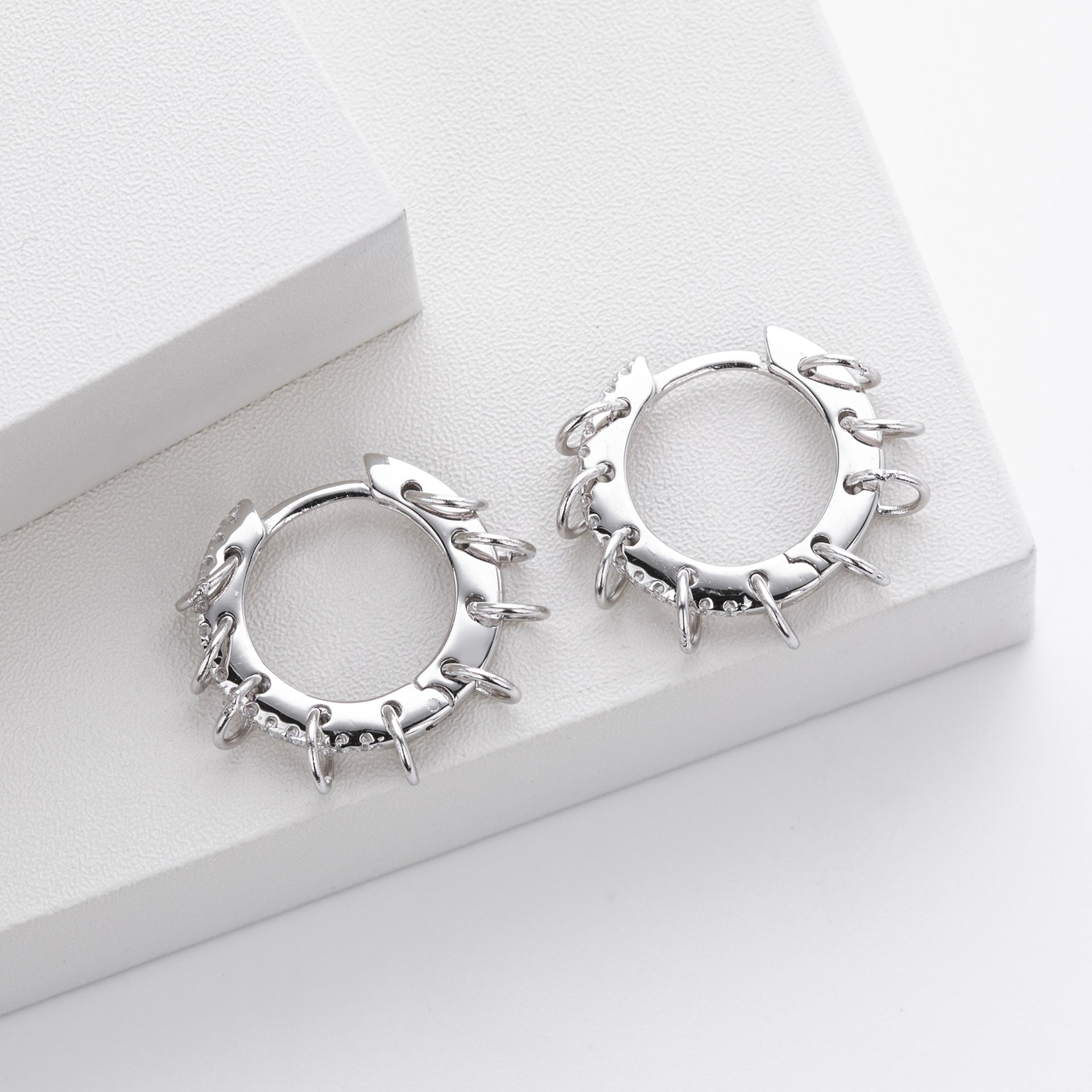 Damen Creolen mit funkelnden Zirkon-Akzenten und elegantem Ringdesign Shop Nory