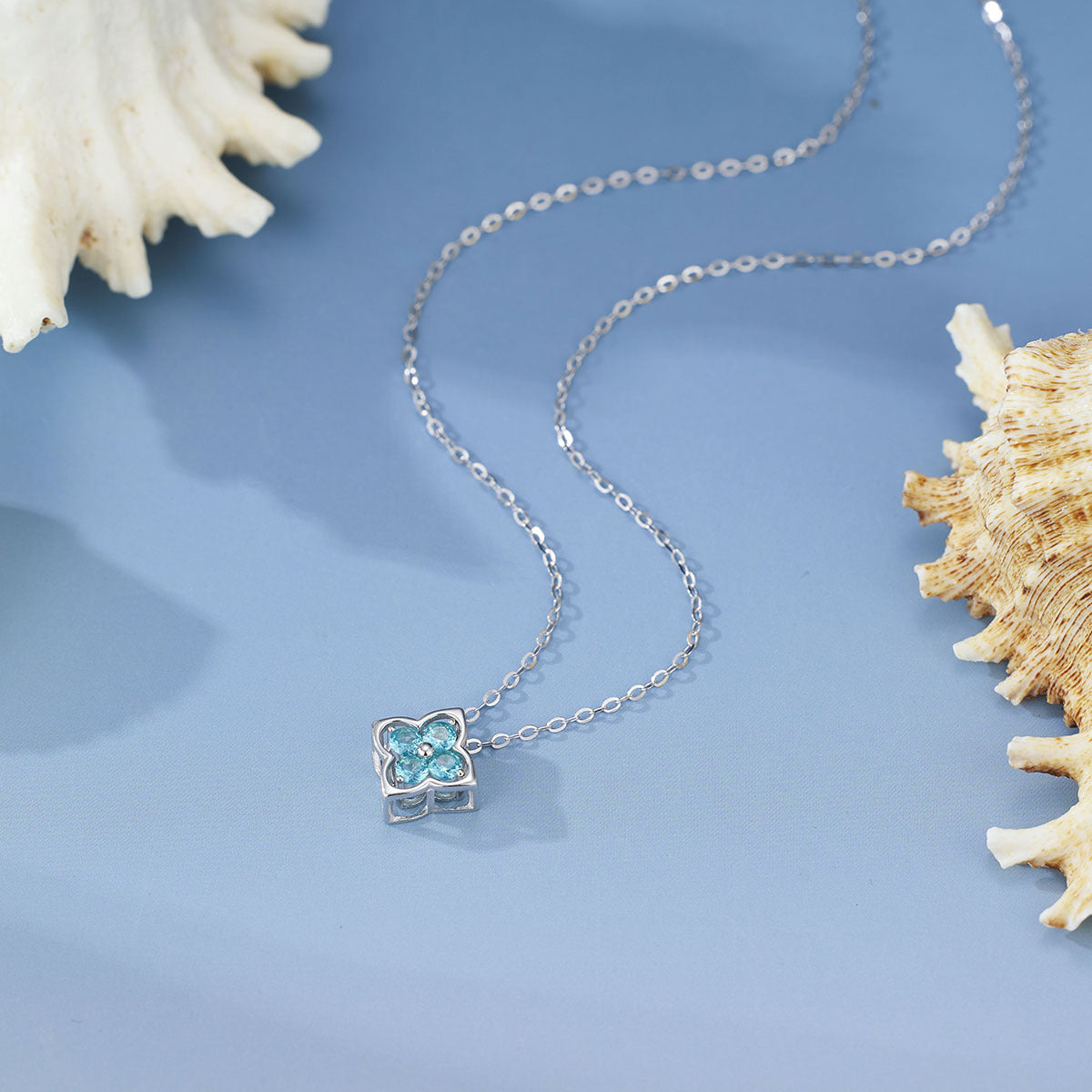 Damen Halskette mit floralem Anhänger und funkelnden Edelsteinen Shop Nory