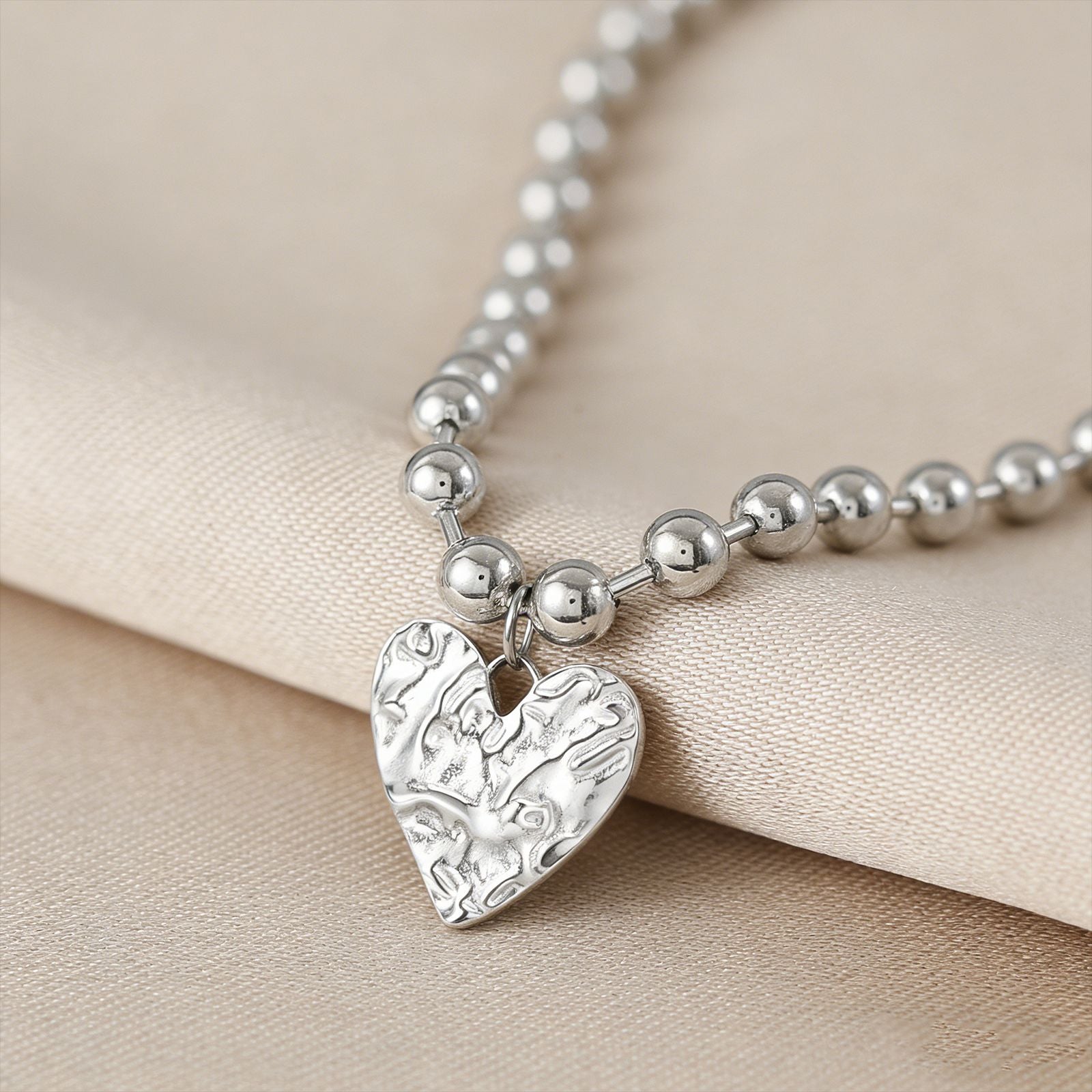 Damen Halskette mit einzigartigem Herzanhänger und glänzenden Perlen Shop Nory