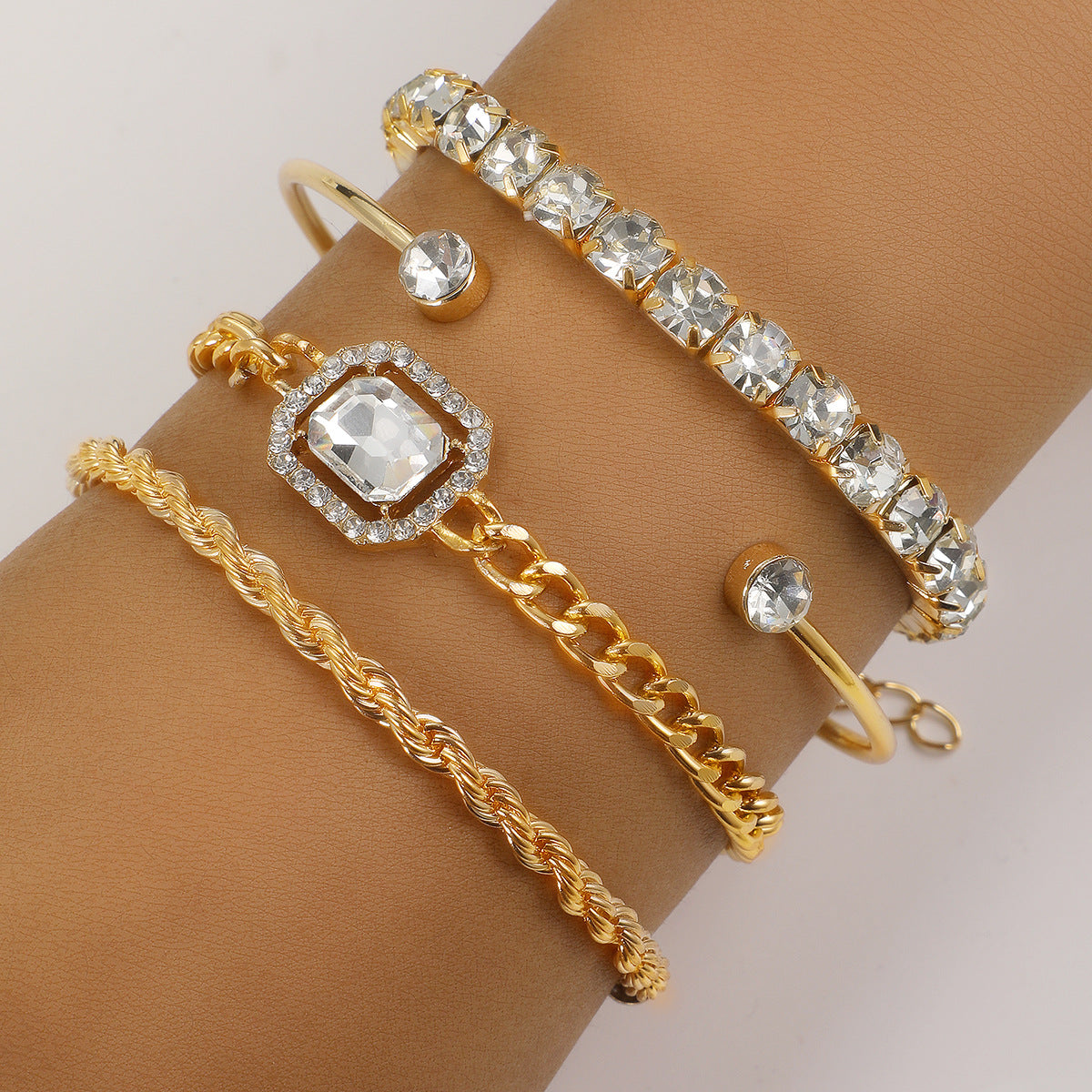 Damen Armband-Set mit funkelnden Kristallen und elegantem Design Shop Nory
