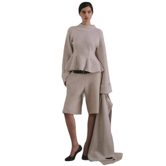 Damen Feinstrick-Zweiteiler mit tailliertem Peplum-Pullover und High-Waist-Bermuda Shop Nory