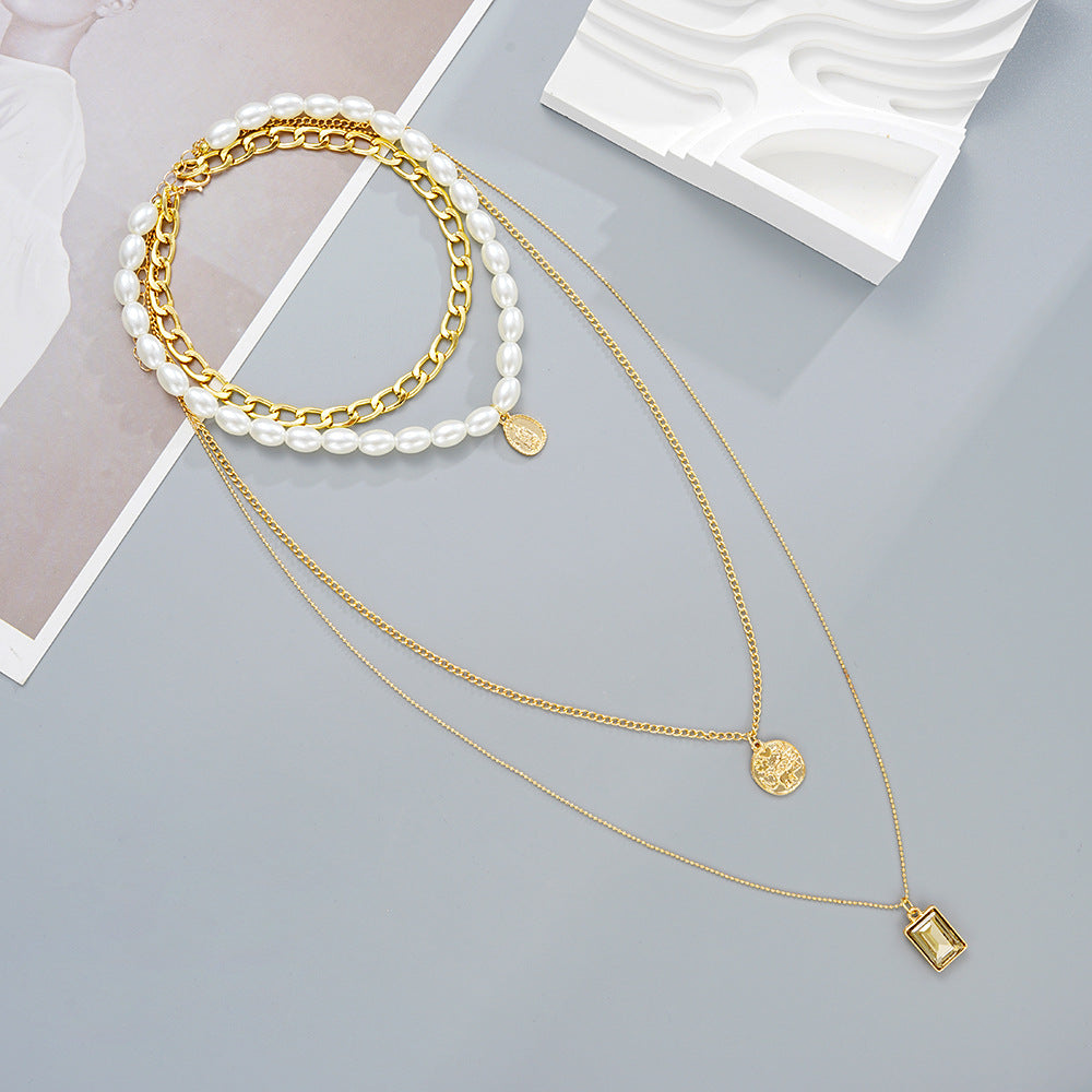 Damen mehrlagige Halskette mit goldenen Anhängern und eleganten Perlenverzierungen Shop Nory
