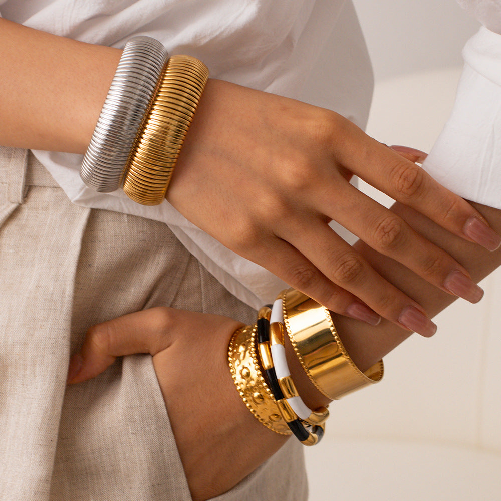Damen Armreif mit elegantem, geschwungenem Design und hypoallergener Edelstahlverarbeitung Shop Nory