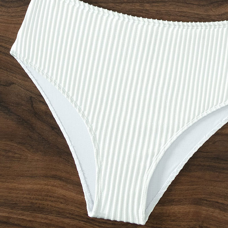 Damen Hochgeschnittener Bikini mit elegantem Rippendesign und moderner Schnalle