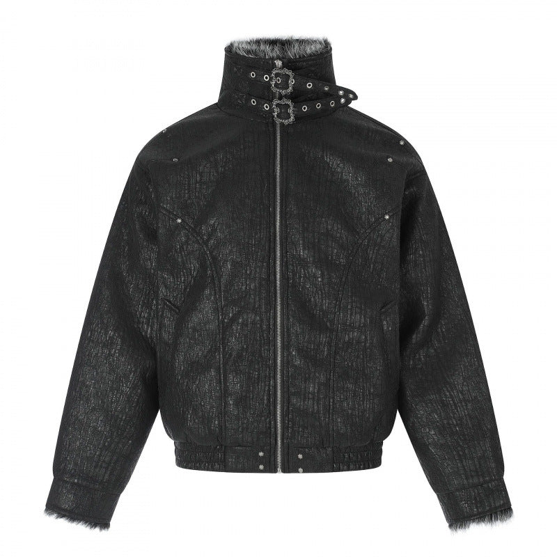 Herren Kurze Biker-inspirierte Kunstleder-Bomberjacke mit Nieten, doppeltem Schnallenkragen und Teddyfutter Shop Nory