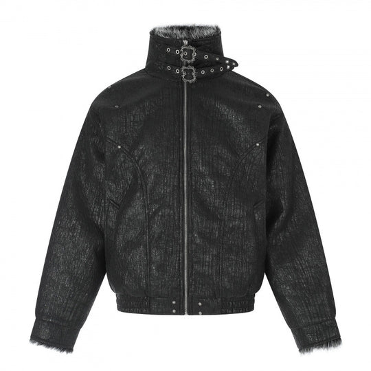 Herren Kurze Biker-inspirierte Kunstleder-Bomberjacke mit Nieten, doppeltem Schnallenkragen und Teddyfutter Shop Nory