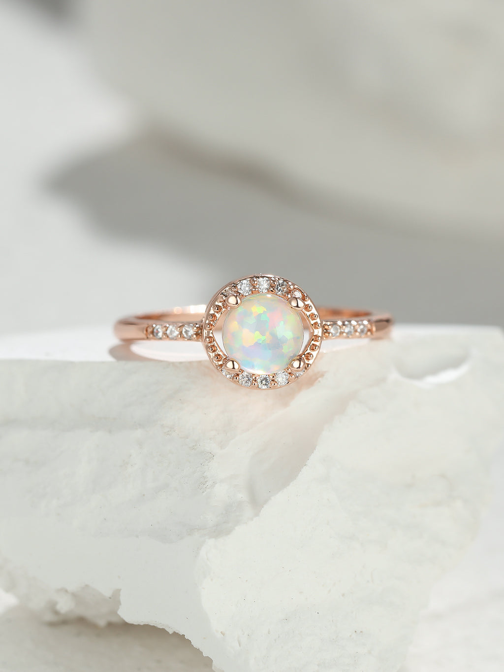 Damen Ring mit schimmerndem Opal und Zirkonia-Verzierung Shop Nory