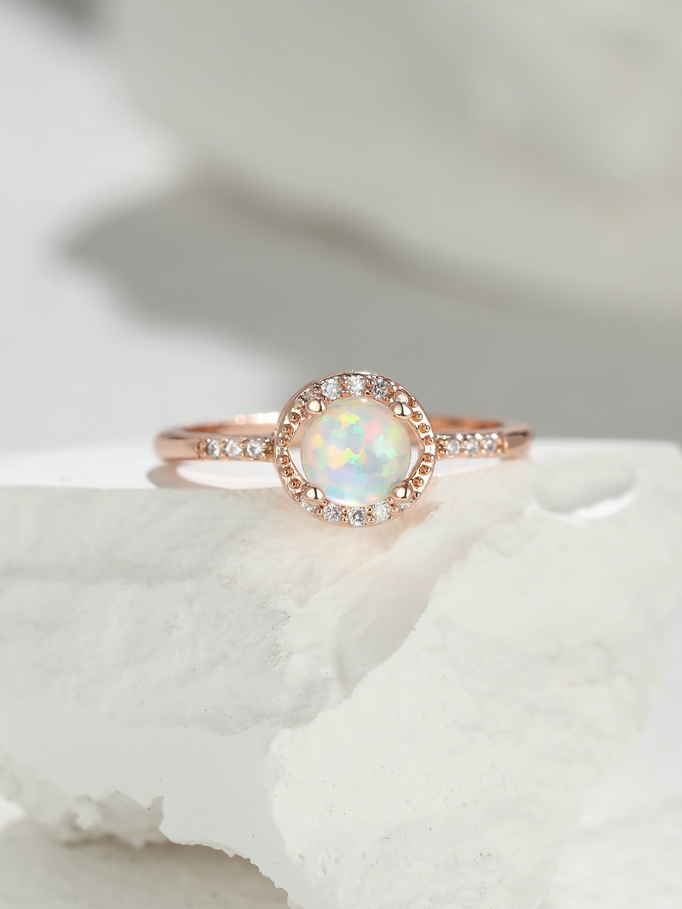 Damen Ring mit schimmerndem Opal und Zirkonia-Verzierung Shop Nory