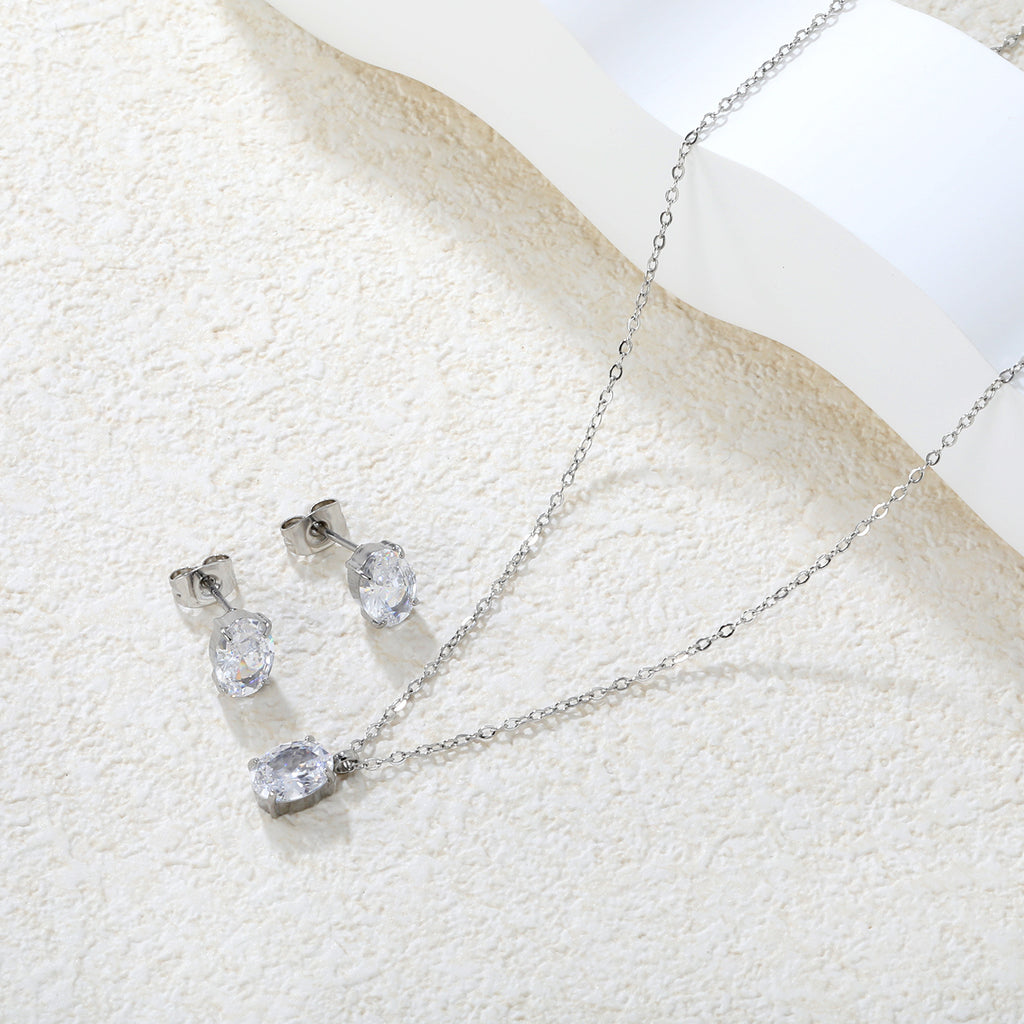 Damen Schmuckset mit funkelndem Zirkonia-Anhänger und passenden Ohrsteckern Shop Nory