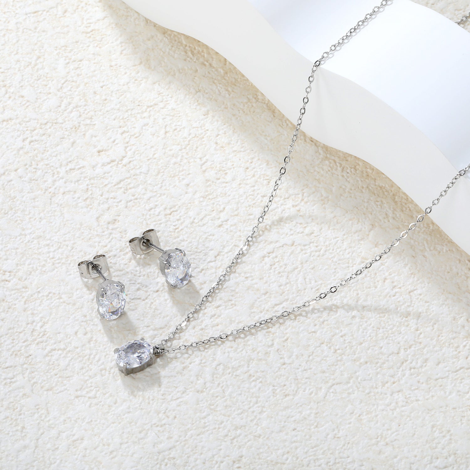 Damen Schmuckset mit funkelndem Zirkonia-Anhänger und passenden Ohrsteckern Shop Nory
