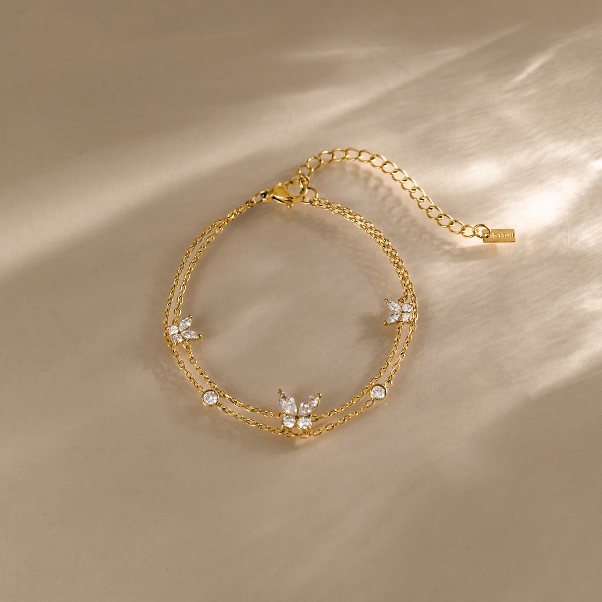 Damen Armband mit filigranen Blumenakzenten und elegantem, hypoallergenem Design Shop Nory