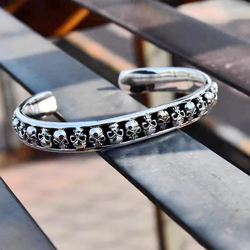 Damen Armreif mit kunstvollem Totenkopf-Design und filigraner Struktur Shop Nory