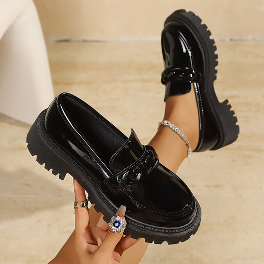 Damen Klobige Lack‑Loafer mit grober Profilsohle und Kettenverzierung Shop Nory
