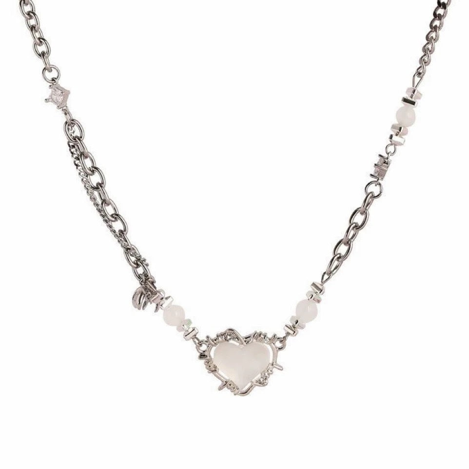 Damen Halskette mit herzförmigem Anhänger und eleganten Steinperlen Shop Nory