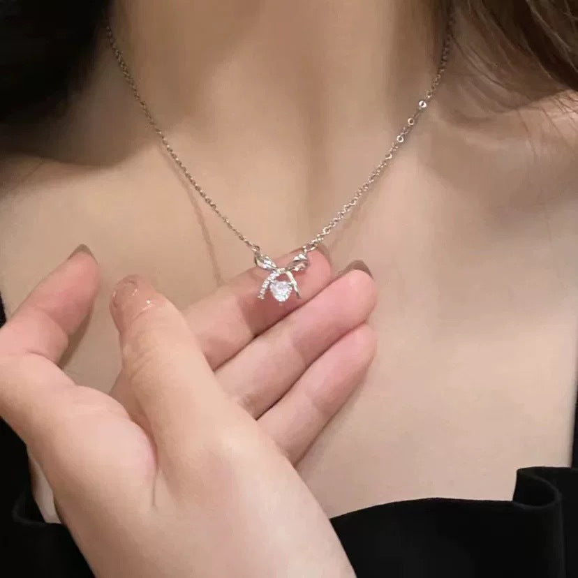 Damen Halskette mit elegantem Schleifenanhänger und funkelndem Kristall Shop Nory
