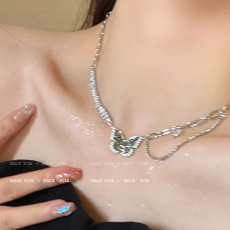 Damen Halskette mit filigranem Schmetterlingsanhänger und funkelnden Kristallakzenten Shop Nory
