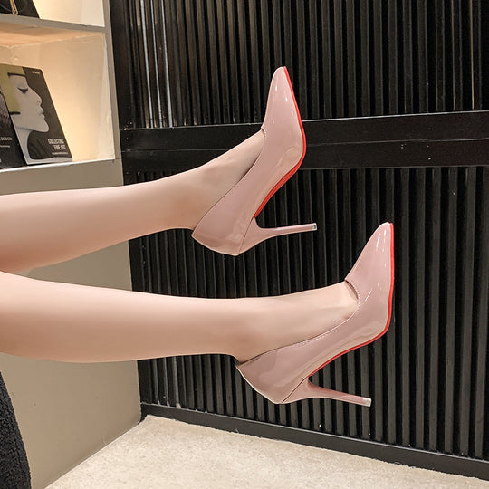 Damen Spitz zulaufende Lack-Pumps mit skulpturellem Stiletto-Absatz und Kontrastlaufsohle Shop Nory