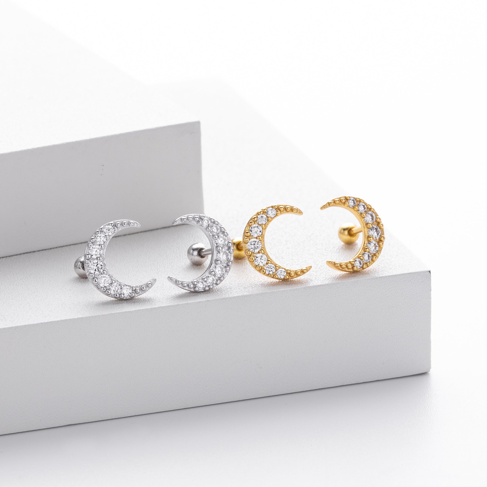 Damen Ohrstecker im eleganten Mondsichel-Design mit funkelnden Zirkon-Akzenten Shop Nory